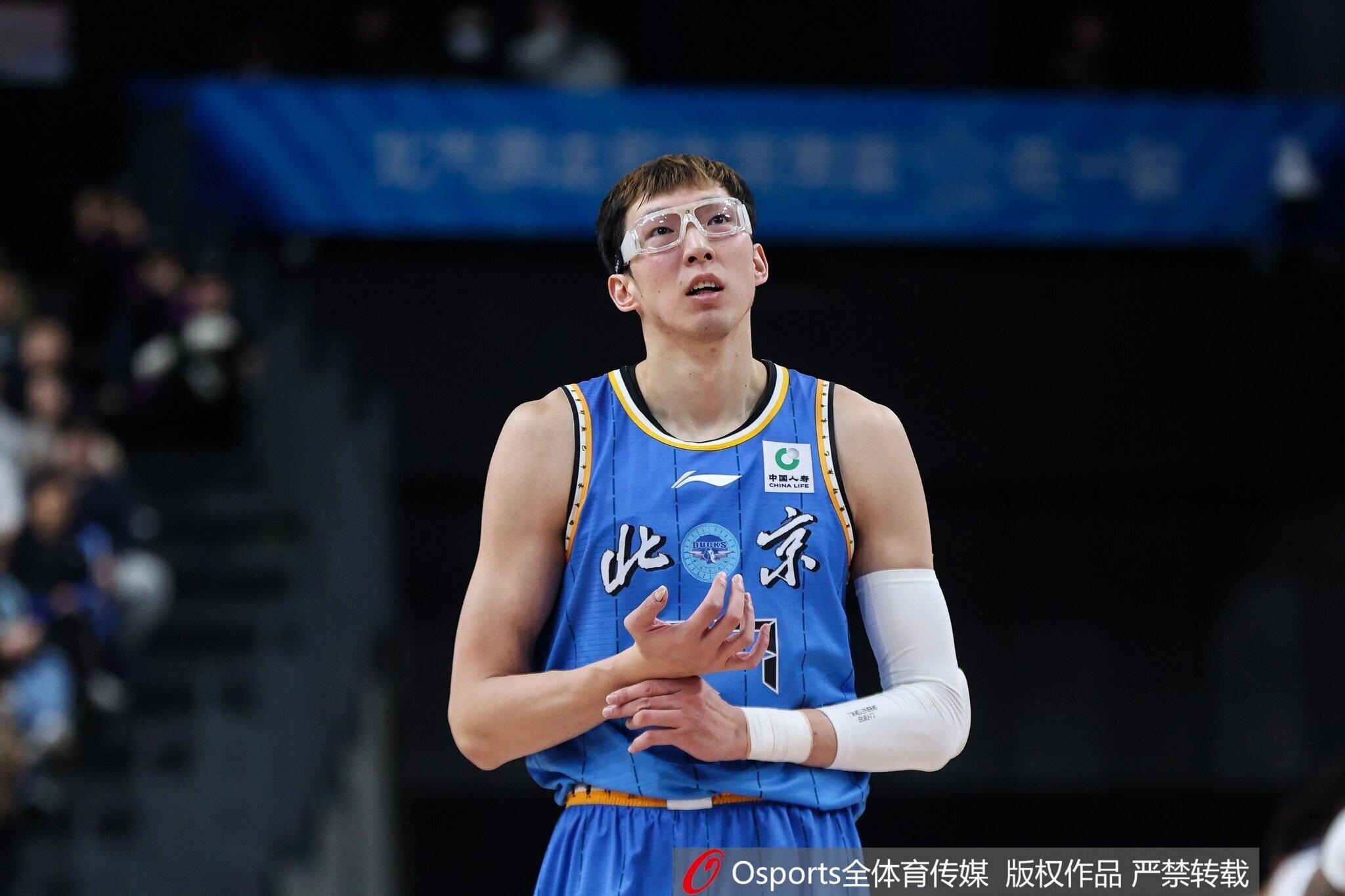 世界杯投注-暴怒!周琦篮下进攻被焦海龙盖帽打中头部,气得摘下护目镜怒怼对方