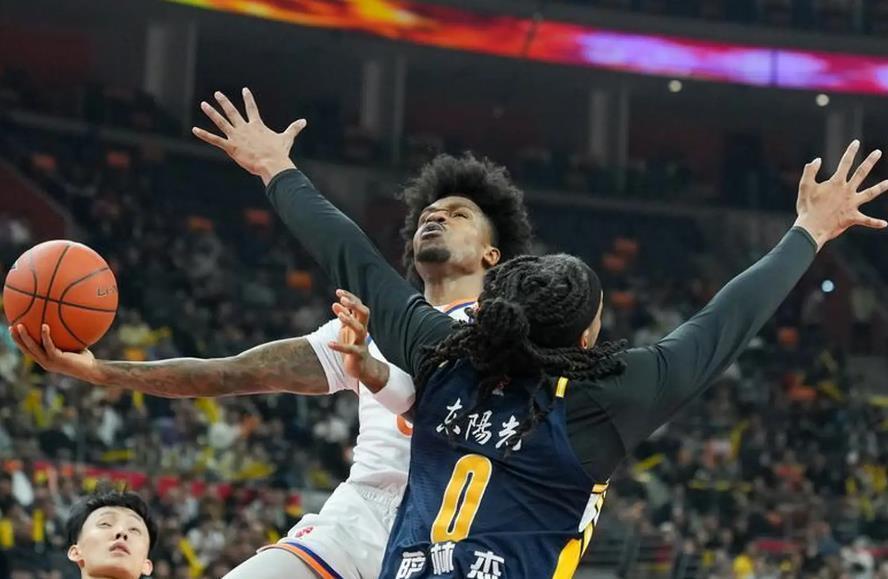 世界杯投注-呼吸都是错！广东狂输上海尴尬画面曝光 焦泊乔没上场就被杜锋喷