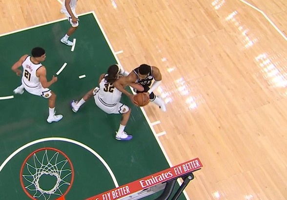 世界杯赛事直播-一般人可扛不住！字母哥低位背打戈登转身用肘被吹进攻犯规